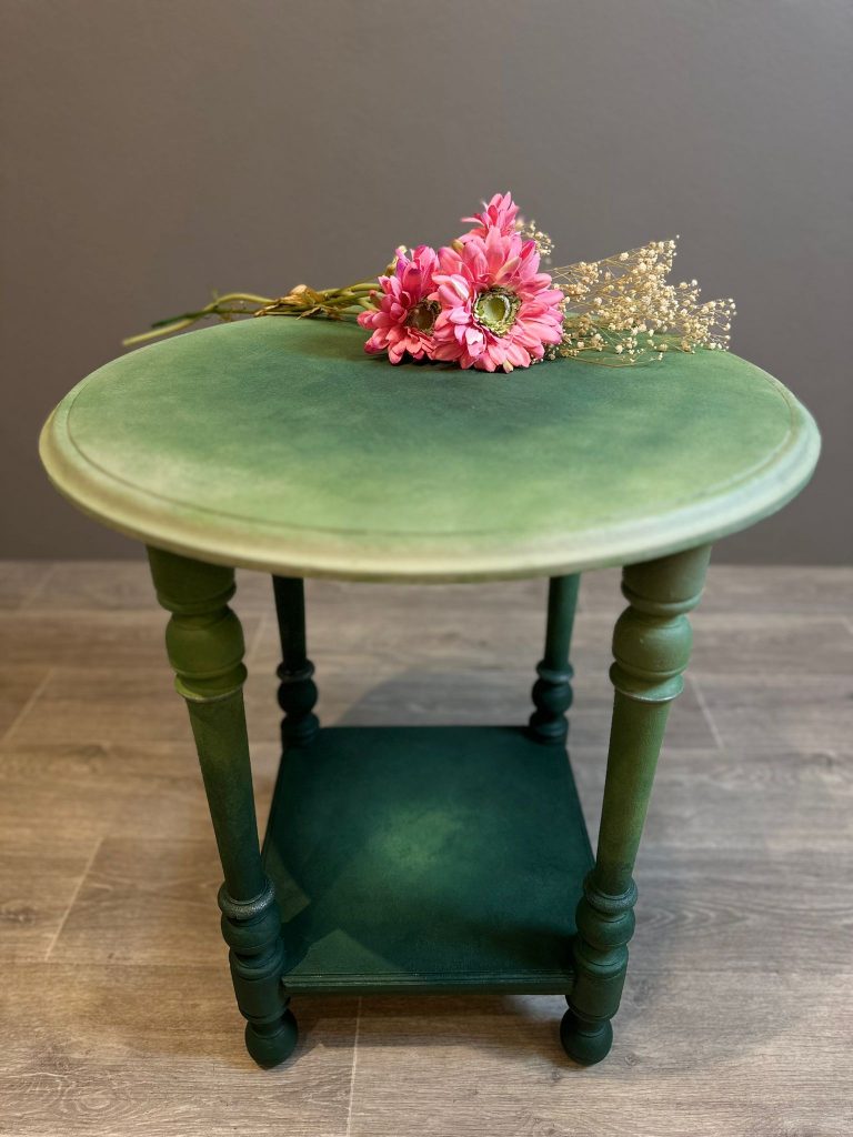 Relooking d'un guéridon, mélange de verts, peinture à la craie Annie Sloan