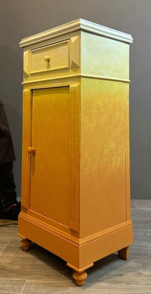 Relooking d'un meuble de rangement (d'appoint), dégradé d'orange et de jaune, peinture à la craie Annie Sloan