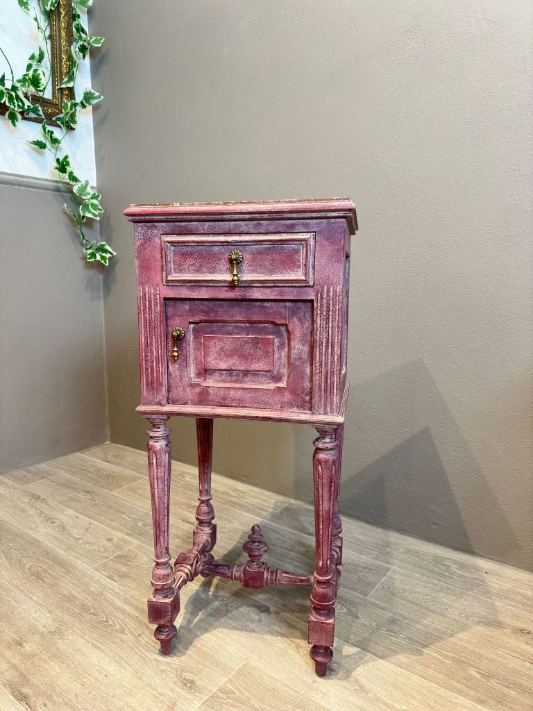 Relooking d'un chevet
Framboise et crème
Peinture à la craie Annie Sloan