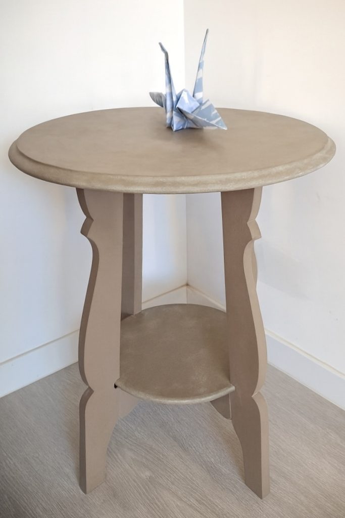 guéridon rond couleur taupe avec étagère inférieure, peinture à la craie Annie Sloan