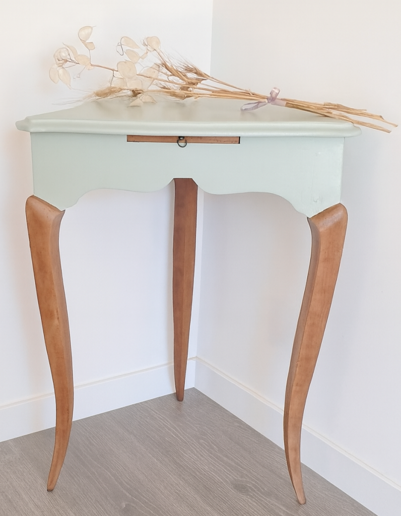 Table d’angle triangulaire vert d’eau avec trois pieds en bois courbés