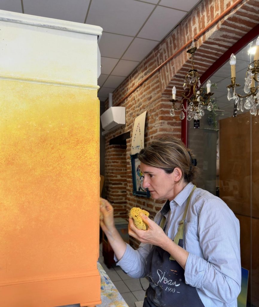 Amandine, artisane fondatrice de 1 Histoire 2 Meubles, spécialisée dans le relooking de meubles. Chaque pièce relookée est unique car elle est le fruit d'un travail artisanal.