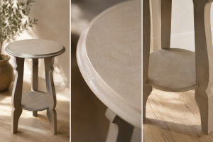 Guéridon rond relooké en taupe avec finition texturée, vue d’ensemble et détails du plateau et du piètement. Peinture à la craie Annie Sloan.