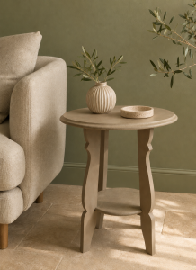 Guéridon rond en bois relooké avec de la peinture à la craie Annie Sloan couleur taupe (Coco), style élégant et naturel.