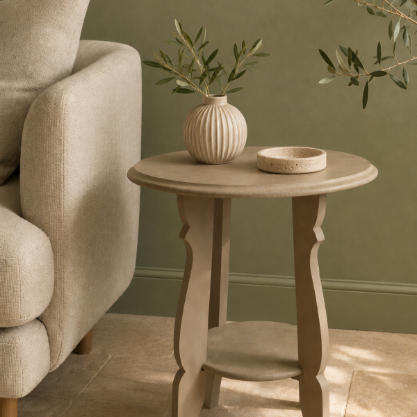 Guéridon rond en bois relooké avec de la peinture à la craie Annie Sloan couleur taupe (Coco), style élégant et naturel.