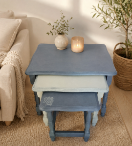 Trio de tables gigognes vintage après relooking. Anciennement en bois foncé, ces tables d’appoint ont été rénovées avec une peinture à la craie Annie Sloan, pour un style doux et élégant inspiré du charme campagne chic.