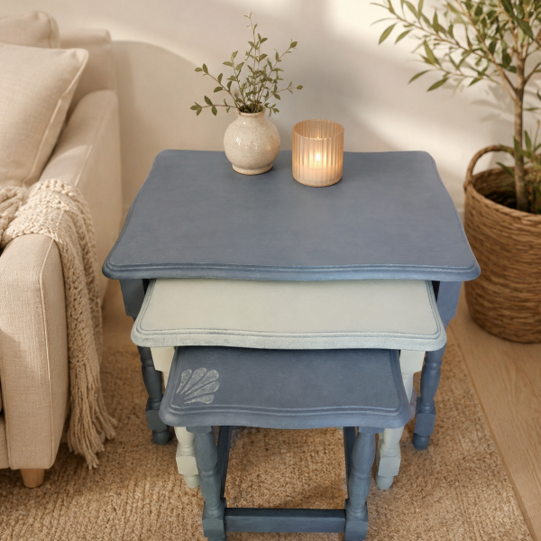 Trio de tables gigognes vintage après relooking. Anciennement en bois foncé, ces tables d’appoint ont été rénovées avec une peinture à la craie Annie Sloan, pour un style doux et élégant inspiré du charme campagne chic.