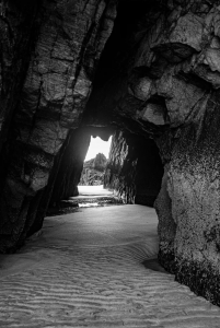 Photo originale de Michel Labro, faiseur d'images. Une percée de lumière au bout d'un tunnel rocheux, sur l'île de Lewis, Écosse. www.instagram.com/labro.michel